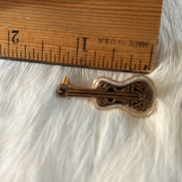 Tiny Guitar Brooch - Picture 3 of 3